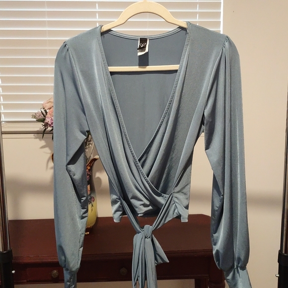 Sexy Women's Cropped Tops Large With Solid Front Tie - Picture 3 of 13